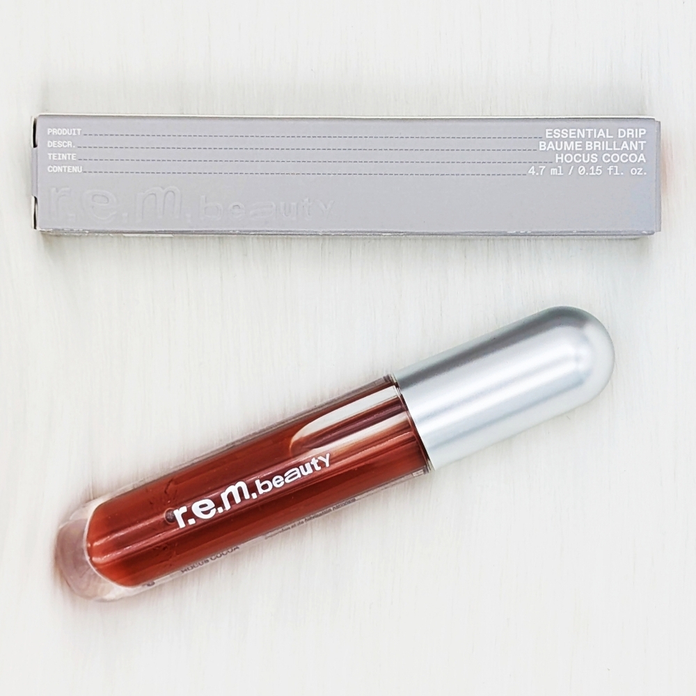 🔴 REM BEAUTY Essential Drip Glossy Balm - Hocus Cocoa